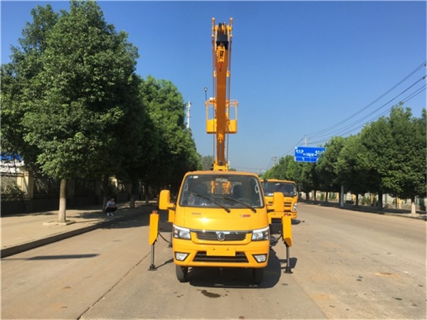 國六東風途逸13.5米高空作業(yè)車